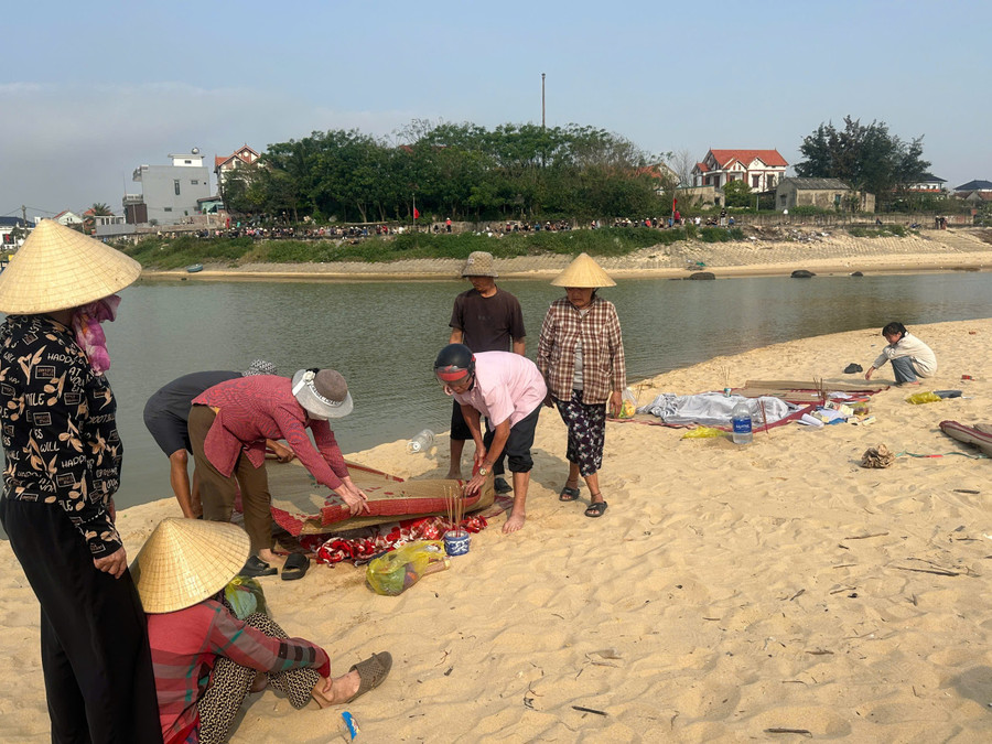 Thi thể hai học sinh đuối nước khi tắm sông ở Quảng Bình được tìm thấy sáng nay.