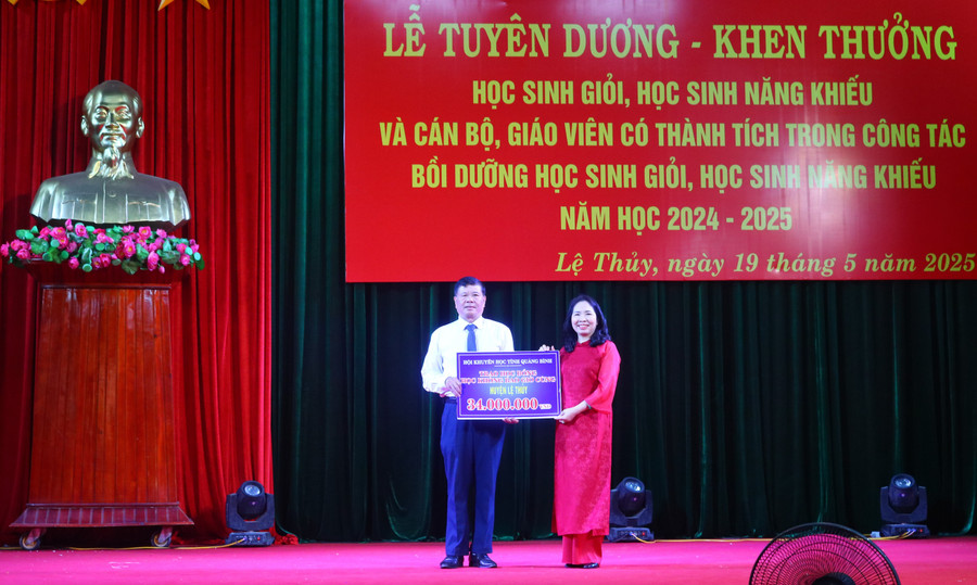 Hội Khuyến học tỉnh Quảng Bình trao 34 triệu đồng cho Hội Khuyến học huyện Lệ Thủy để trao học bổng. 3.jpg