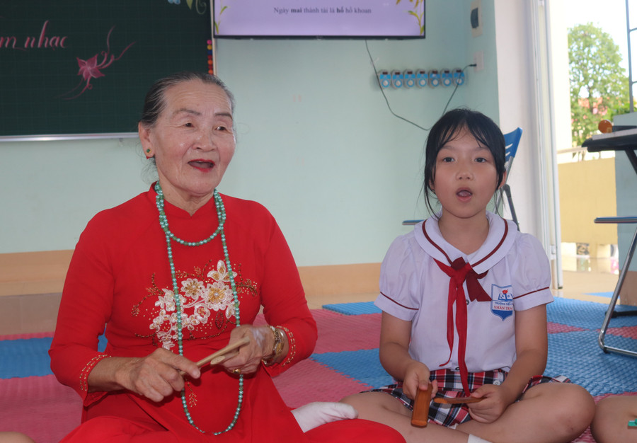 Theo nghệ nhân Lê Thị Tuyến, truyền dạy dân ca cho thế hệ trẻ là cách để câu hò, điệu hát không mai một. 16.jpg