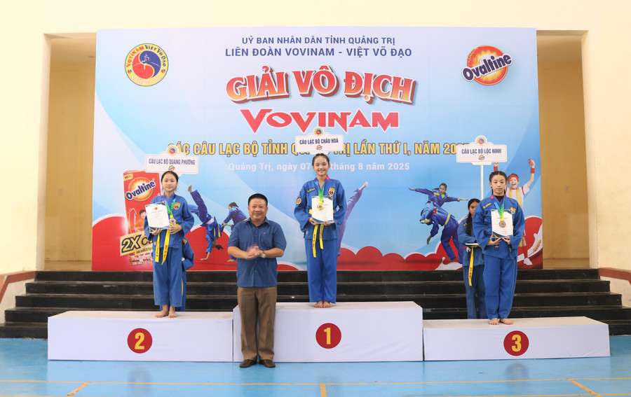 Ông Lê Hùng Ninh, Chủ tịch Liên đoàn Vovinam - Việt võ đạo tỉnh Quảng Trị trao giải cho các vận động viên xuất sắc. 2.jpg
