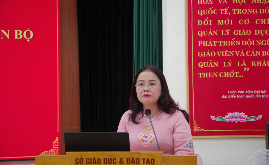 Bà Lê Thị Hương, Giám đốc Sở GD&ĐT tỉnh Quảng Trị phát biểu tại Hội nghị. 6.jpg