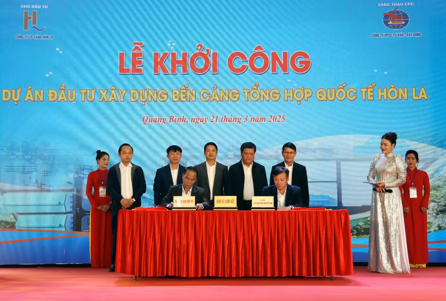 Lễ ký cam kết tín dụng đầu tư xây dựng cảng tổng hợp quốc tế Hòn La.