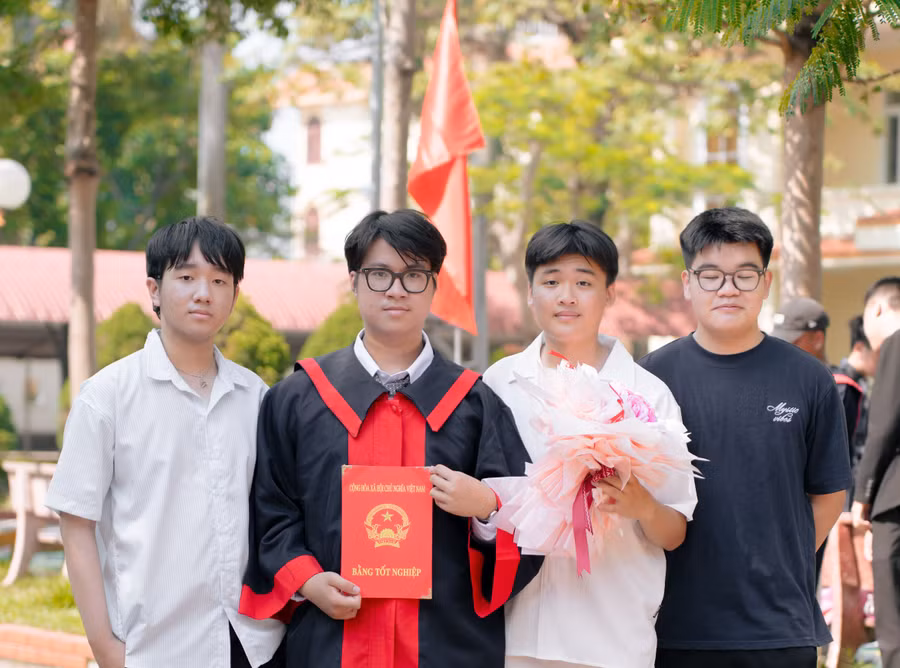 Em Nguyễn Văn Hùng Quân (thứ hai từ trái qua) đỗ đầu khối C00 của tỉnh Quảng Trị với tổng điểm 29,25.