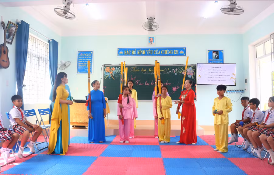 Buổi sinh hoạt văn nghệ dân gian của Câu lạc bộ "Em yêu làn điệu dân ca” tại Trường TH Nhân Trạch.