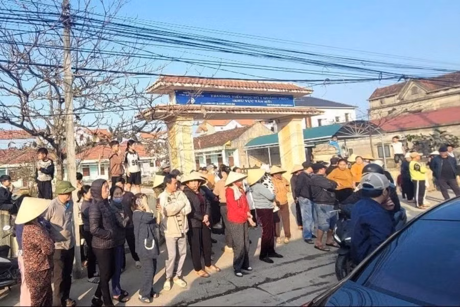 Phụ huynh tập trung tại điểm trường lẻ Tân Mỹ để phản đối việc chuyển lên trường chính.