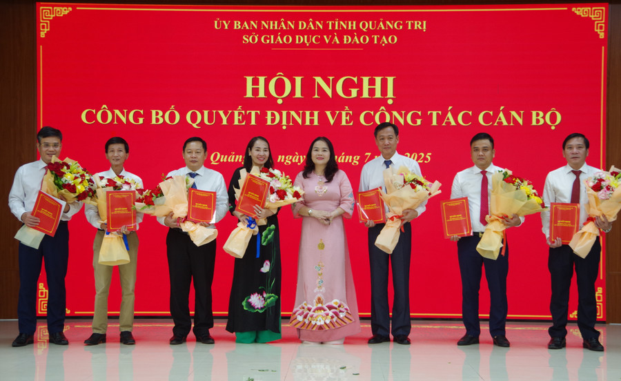 Giám đốc Sở GD&ĐT Quảng Trị trao quyết định cho các đồng chí được bổ nhiệm. 4.jpg
