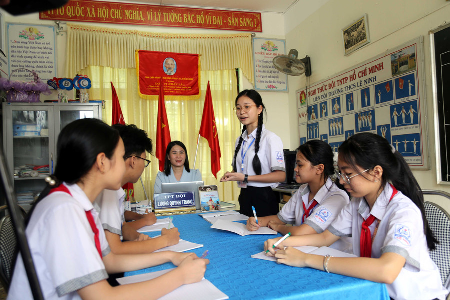 Với vai trò là Liên đội trưởng, Thủy Tiên chủ động đưa ra ý tưởng mới nhằm phát triển công tác Đội. 3.jpg