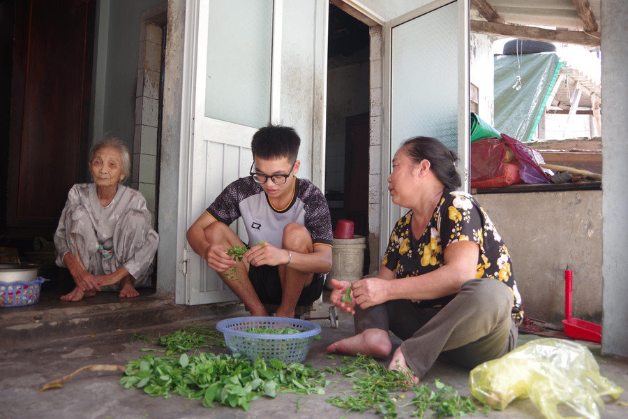 Sáng phụ bán ở quán bún, chiều Nghĩa phụ mẹ soạn hàng để kịp buổi chợ mai. imgp3533-min.jpg