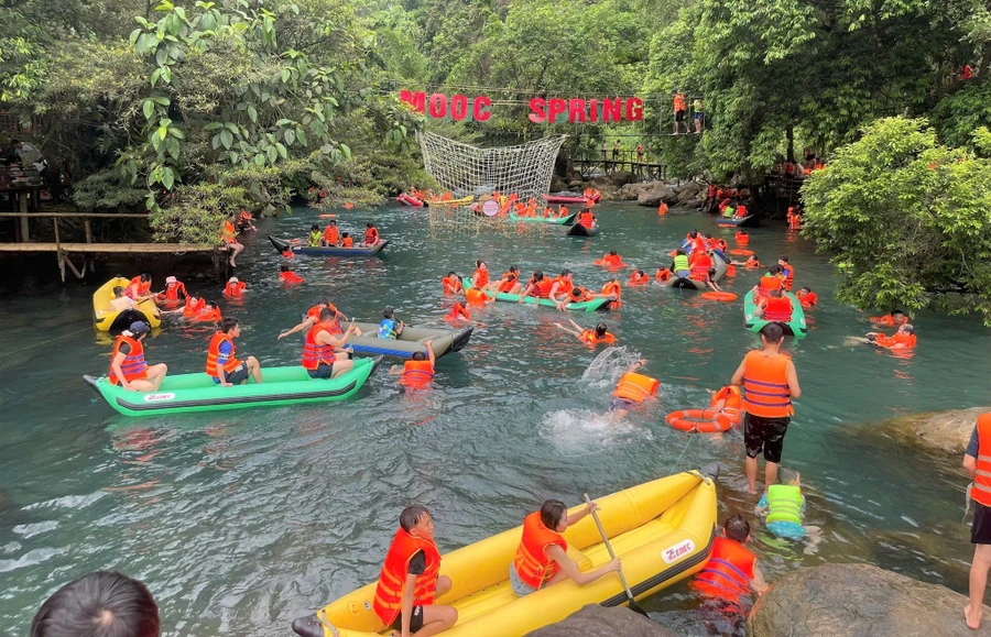 Các điểm du lịch ở Di sản thiên nhiên thế giới Phong Nha - Kẻ Bàng (Quảng Bình) đông kín người dịp lễ.
