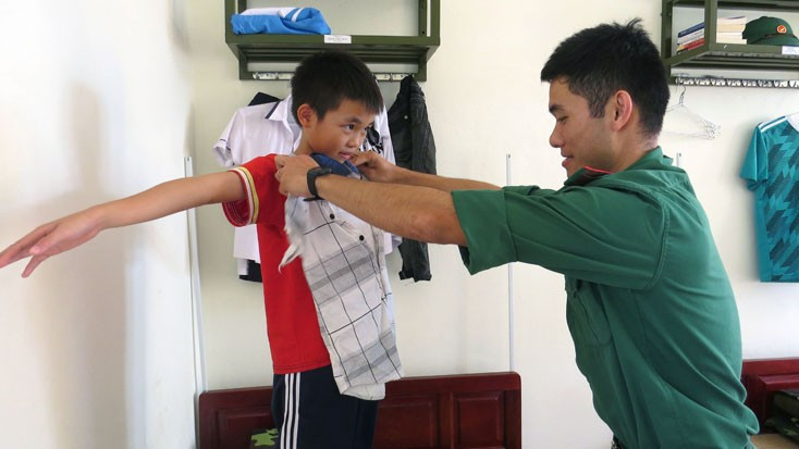 Niềm hạnh phúc khi Gia Nghĩa nhận được những món quà đầu tiên từ các chú bộ đội. 11.jpg