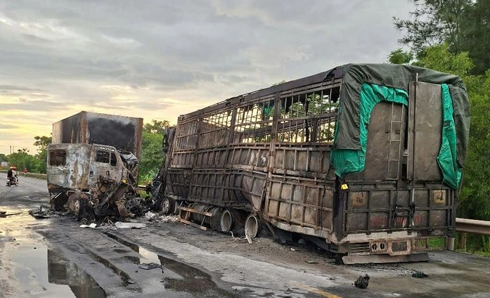 Hai xe cháy rụi sau cú va chạm dữ dội.