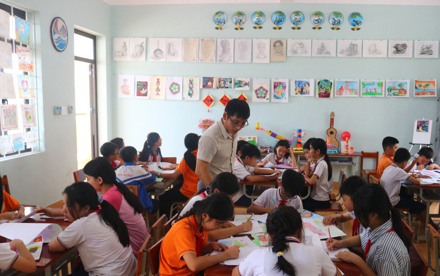 Phòng học Mỹ thuật tại Trường TH số 2 Ba Đồn được trang trí bằng nhiều tác phẩm tranh do chính thầy và trò thực hiện. 15.jpg