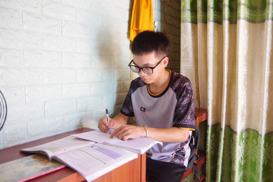 Trên chiếc bàn học được Đồn Biên phòng Nhật Lệ tặng, Gia Nghĩa tự tìm tòi những kiến thức mới. imgp3509-min.jpg