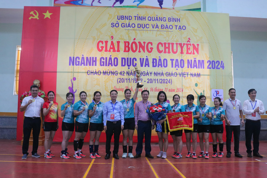 Ban tổ chức trao giải Nhất nội dung bóng chuyền nữ cho đội Trường THPT Phan Đình Phùng. 