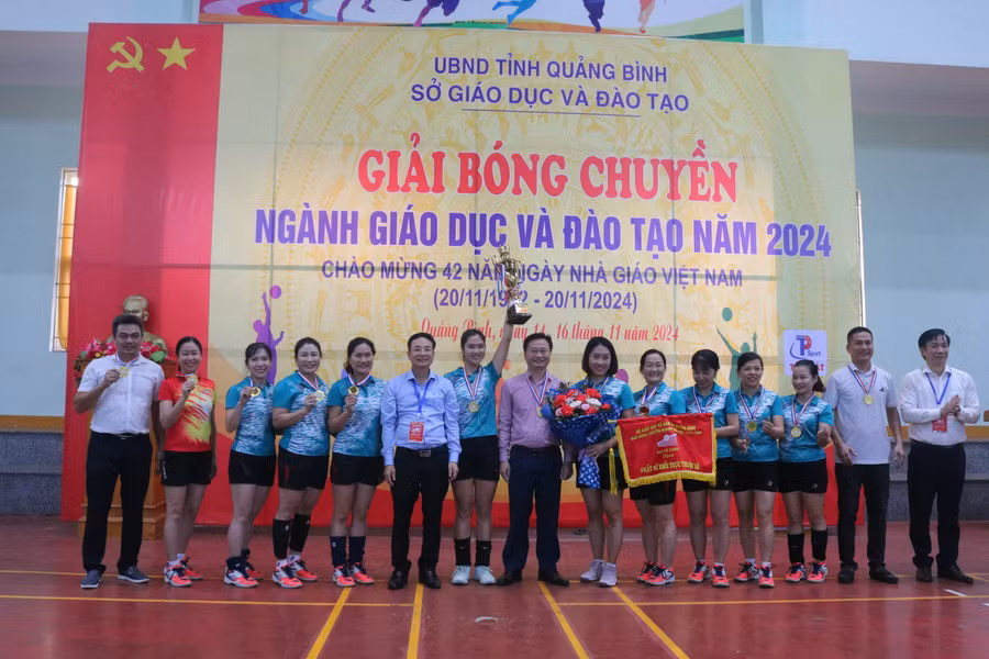 Ban tổ chức trao giải Nhất nội dung bóng chuyền nữ cho đội Trường THPT Phan Đình Phùng. 