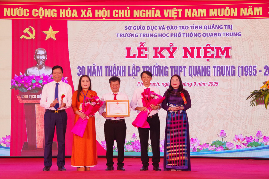 Giám đốc Sở GD&ĐT Quảng Trị trao bằng khen của Chủ tịch UBND tỉnh cho tập thể Trường THPT Quang Trung. imgp3293-min.jpg