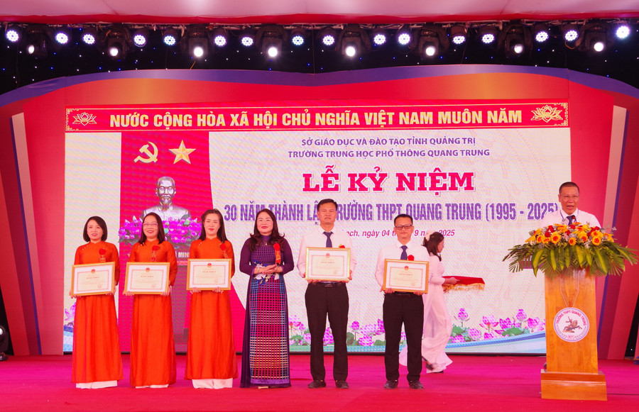 Bà Lê Thị Hương, Giám đốc Sở GD&ĐT Quảng Trị trao bằng khen của Bộ GD&ĐT cho 5 cá nhân xuất sắc. imgp3290-copy.jpg