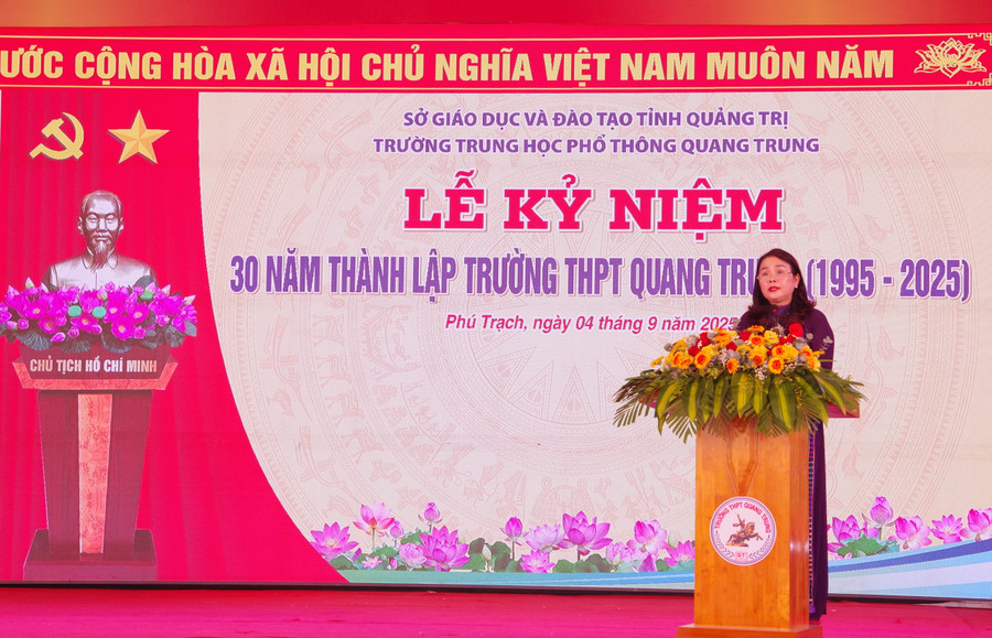 Bà Lê Thị Hương, Giám đốc Sở GD&ĐT Quảng Trị phát biểu tại buổi lễ. imgp3298.jpg