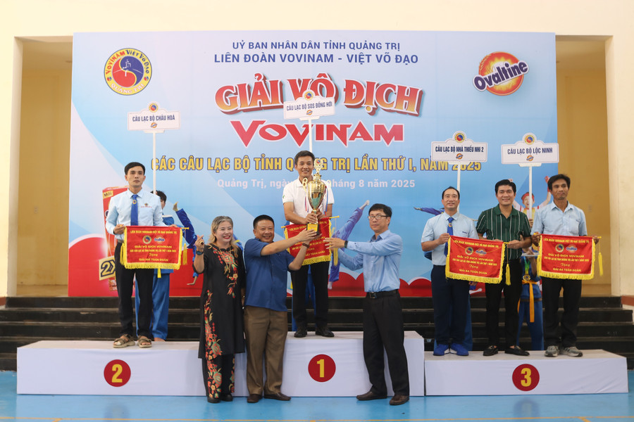 Ban tổ chức trao giải Nhất, Nhì, Ba toàn đoàn. img-2482.jpg