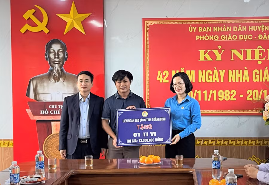 TS Đặng Ngọc Tuấn, Giám đốc Sở GD&ĐT và bà Đinh Thị Ngọc Lan, Chủ tịch LĐLĐ tỉnh Quảng Bình tặng quà cho Trường PTDTBT TH-THCS số 2 Kim Thủy.