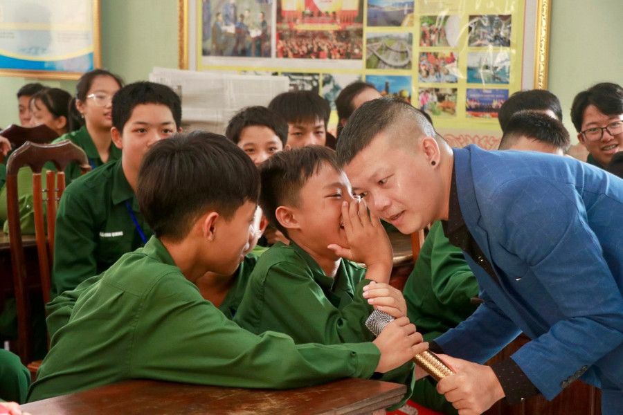 Các em tham gia lớp học kỹ năng do TS Nguyễn Anh Dân giảng dạy với chủ đề "Lòng biết ơn". 4.jpg