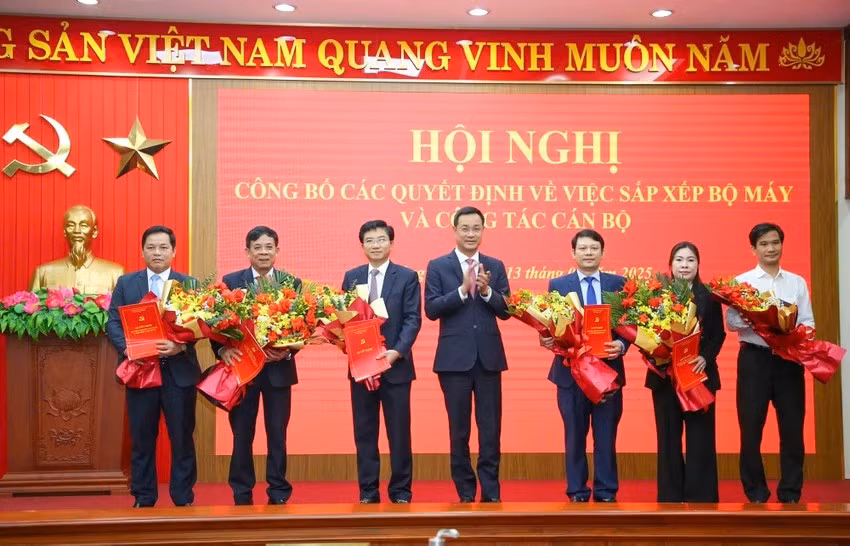 Bí thư Tỉnh ủy Lê Ngọc Quang trao quyết định và tặng hoa cho ông Trương An Ninh (thứ 3 từ trái sang).