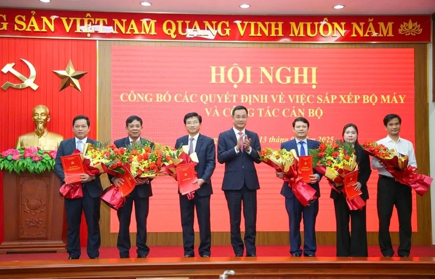 Bí thư Tỉnh ủy Lê Ngọc Quang trao quyết định và tặng hoa cho ông Trương An Ninh (thứ 3 từ trái sang).