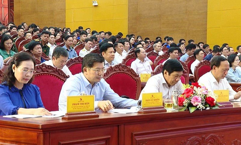 Đại biểu nghe truyền đạt chuyên đề “Trí tuệ nhân tạo - Công cụ phổ cập mới cho mỗi cán bộ, người dân và doanh nghiệp trong thời đại số”. 4.jpg