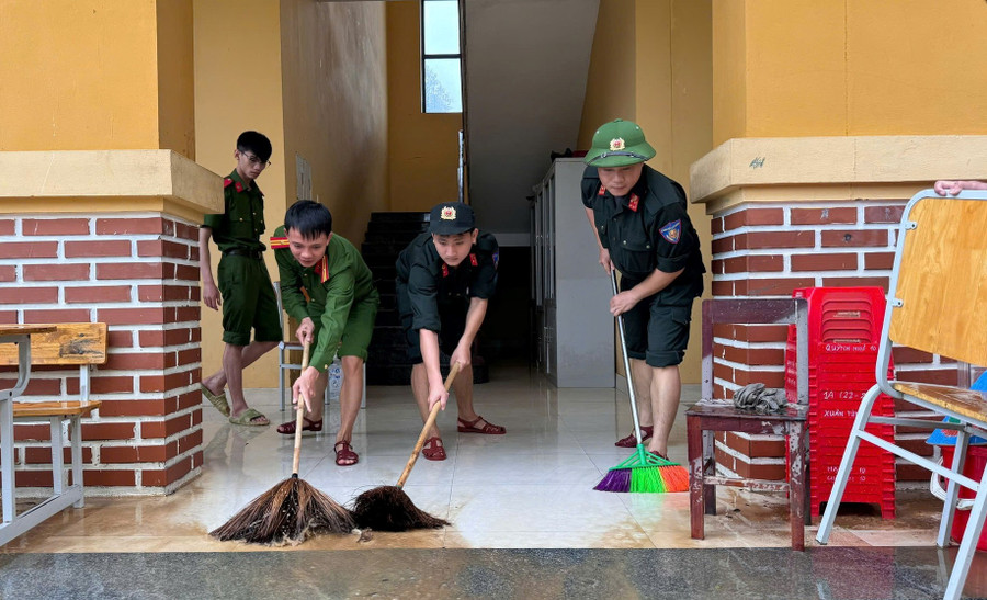 Công an tỉnh Quảng Bình hỗ trợ các trường học trên địa bàn xã Võ Ninh dọn dẹp sau lũ.