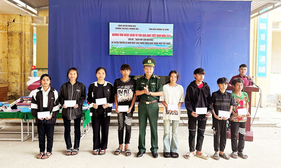 Đồn Biên phòng Cà Xèng phối hợp với Trường TH và THCS Thượng Hóa (huyện Minh Hóa) tổ chức hưởng ứng Ngày Sách và Văn hóa đọc Việt Nam năm 2025. 3.jpg