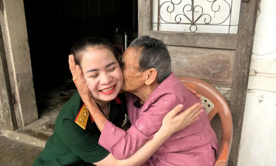 Mẹ Phan Thị Quyên nghẹn ngào, xúc động khi được hội phụ nữ Bộ chỉ huy Quân sự tỉnh Quảng Trị đến thăm.