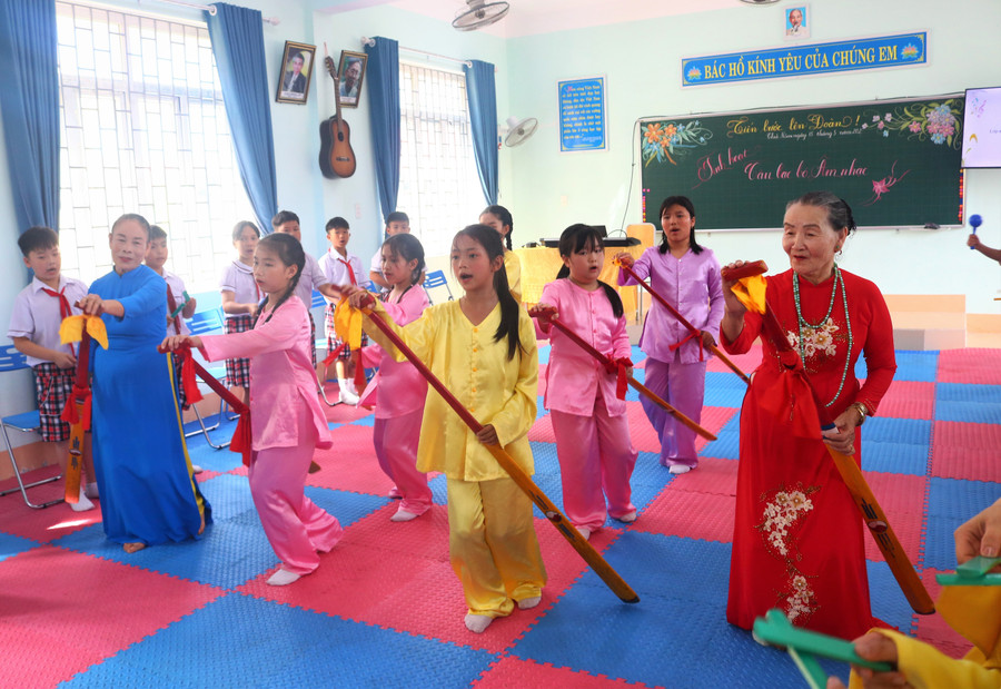 Các nghệ nhân cùng học sinh biểu diễn chèo cạn, một hình thức văn hóa dân gian phổ biến tại Nhân Trạch. 12.jpg