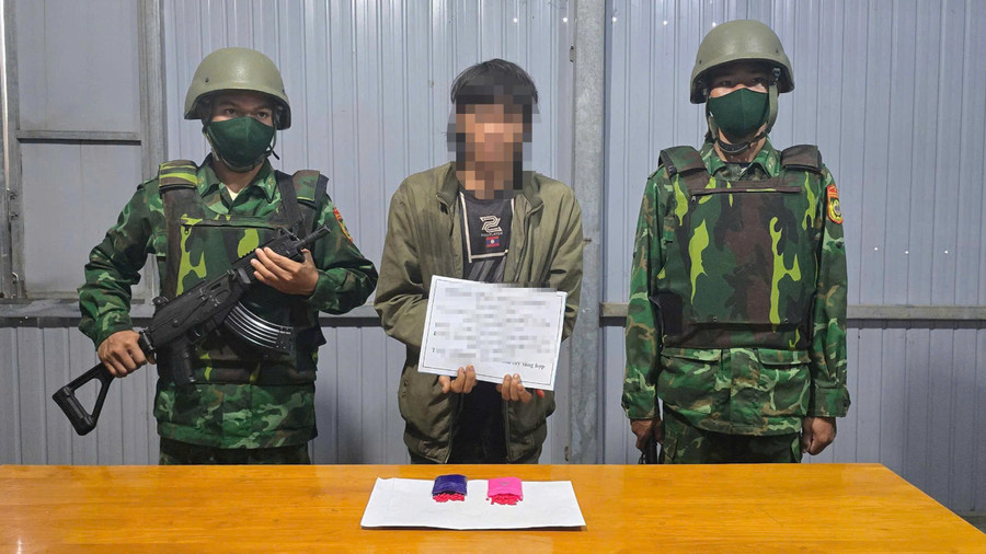 Đối tượng người Lào bị bắt khi vận chuyển ma túy qua biên giới và tang vật. 4.jpg