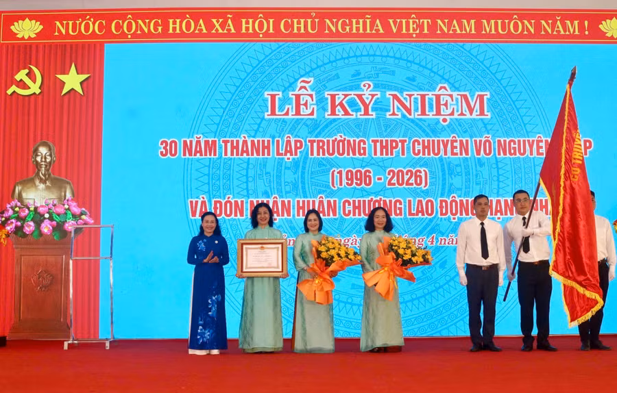Thừa ủy quyền Chủ tịch nước, lãnh đạo tỉnh Quảng Trị trao Huân chương Lao động hạng Nhất cho Trường THPT chuyên Võ Nguyên Giáp.