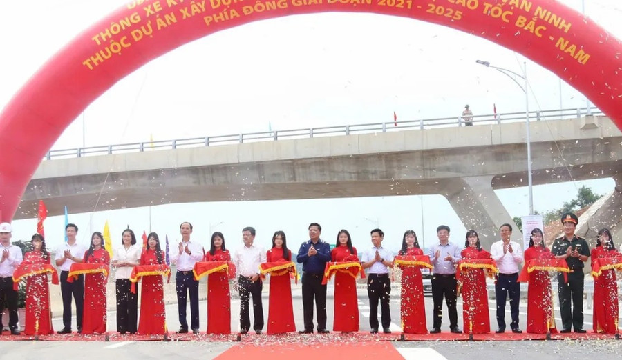 Đại biểu cắt băng thông xe kỹ thuật dự án thành phần cao tốc Bắc - Nam phía đông đoạn Bùng - Vạn Ninh.