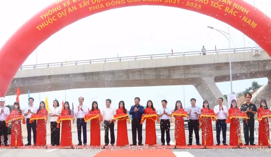 Đại biểu cắt băng thông xe kỹ thuật dự án thành phần cao tốc Bắc - Nam phía đông đoạn Bùng - Vạn Ninh.