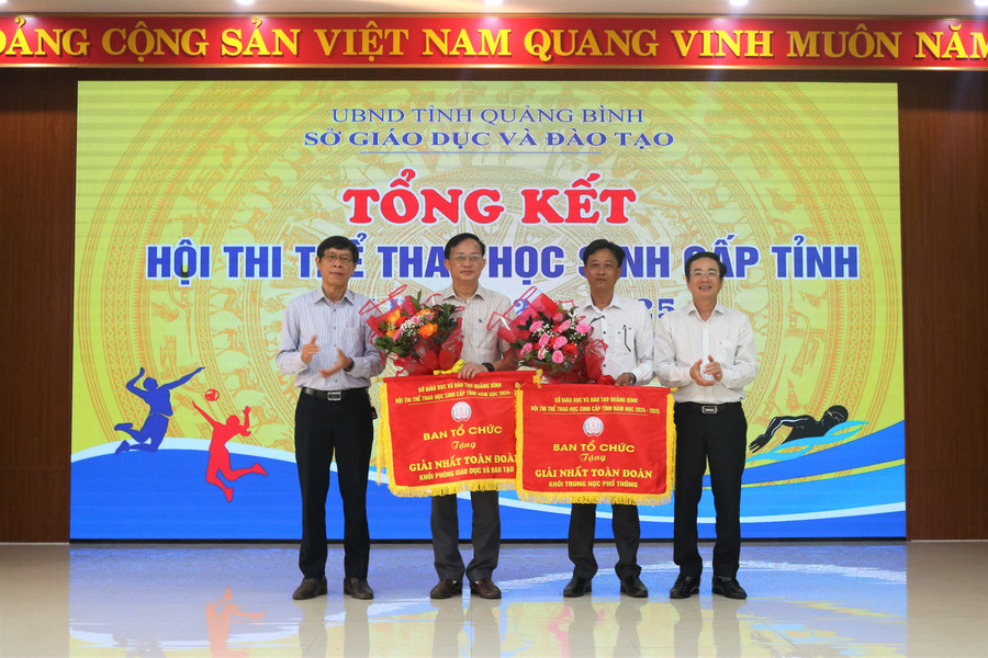 Lãnh đạo Sở GD&ĐT Quảng Bình trao giải Nhất toàn đoàn cho Phòng GD&ĐT TP Đồng Hới và Trường THPT Nguyễn Chí Thanh.