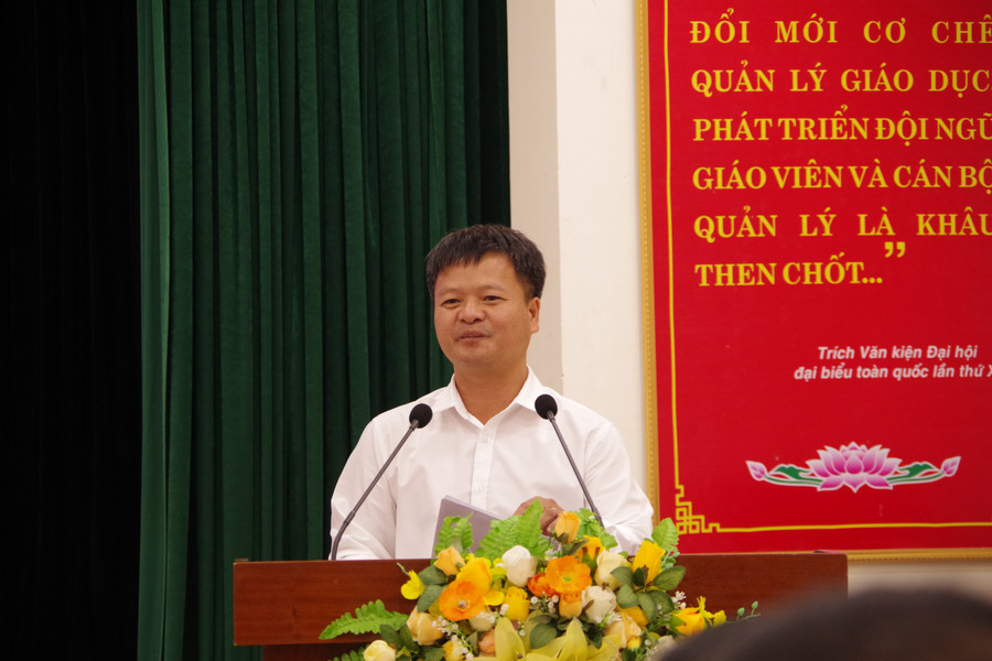 Ông Trần Ngọc Vĩ, Hiệu trưởng Trường THPT Quang Trung tham luận tại hội nghị. imgp3143.jpg