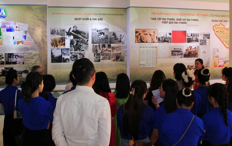 Đoàn viên, thanh niên tham quan trưng bày chuyên đề. 4.jpg