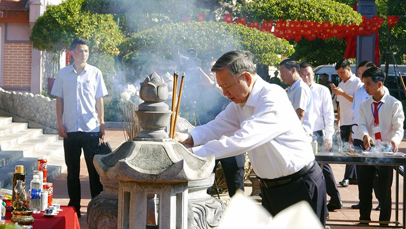 Tổng Bí thư Tô Lâm dâng hoa tưởng nhớ Chủ tịch Hồ Chí Minh và các Anh hùng liệt sỹ. 1.jpg