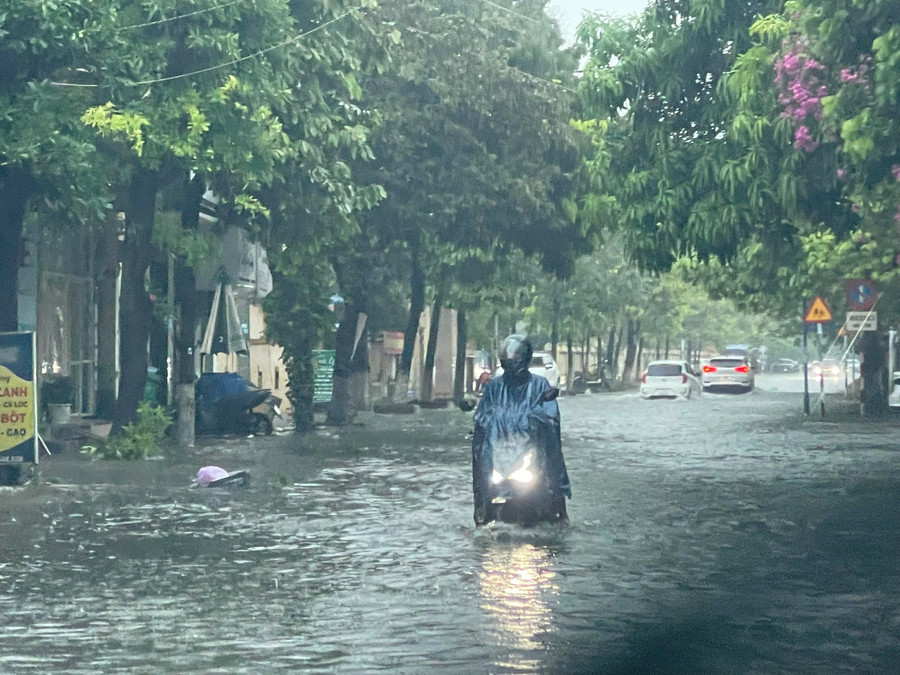 Nhiều tuyến đường như Trần Quang Khải, Hai Bà Trưng ngập sâu từ 20 - 40cm. 11.jpg