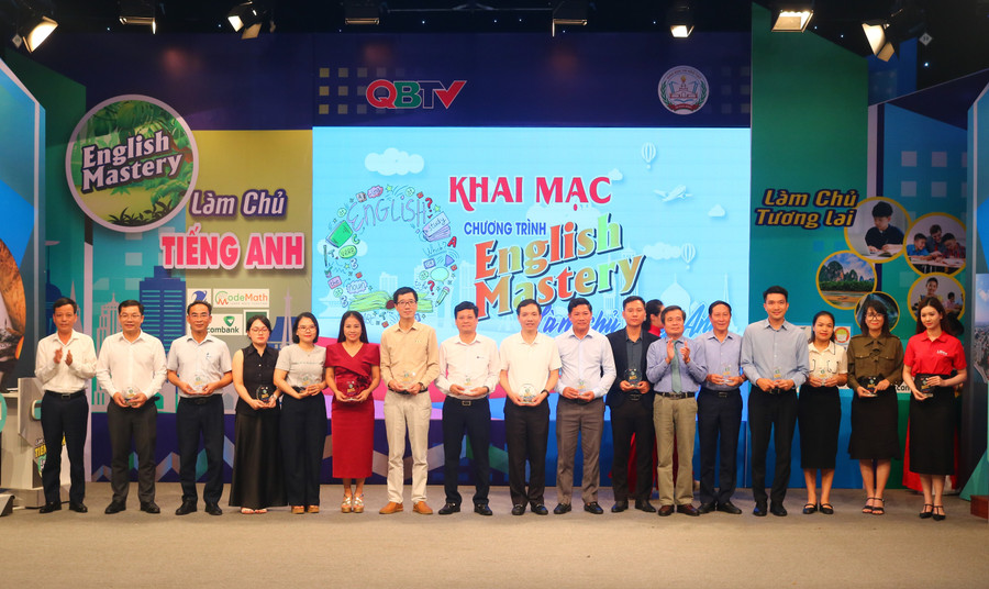 Ban tổ chức trao kỷ niệm chương cho các đơn vị đồng hành, nhà tài trợ. 4.jpg
