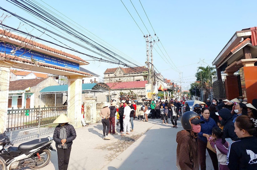 Phụ huynh tập trung tại điểm trường Tân Mỹ, Trường TH số 1 Quảng Phúc (Quảng Bình) để phản đối việc chuyển trường.