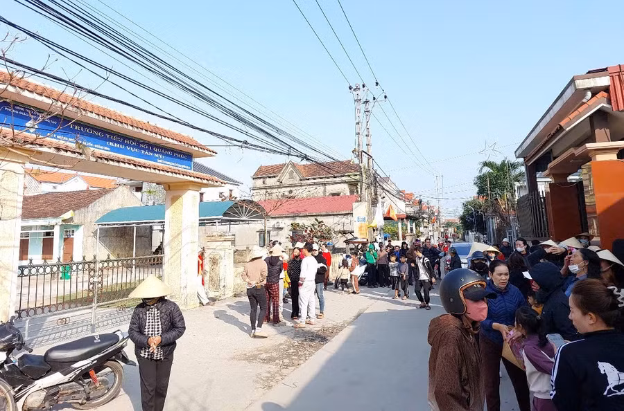 Phụ huynh tập trung tại điểm trường Tân Mỹ, Trường TH số 1 Quảng Phúc (Quảng Bình) để phản đối việc chuyển trường.