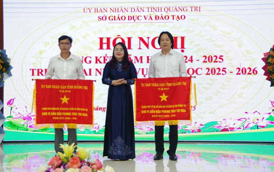 Giám đốc Sở GD&ĐT Quảng Trị trao tặng Cờ thi đua của UBND tỉnh cho 2 tập thể xuất sắc. 11.jpg