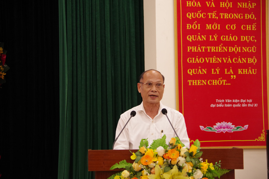Ông Nguyễn Hoài Nam, Hiệu trưởng Trường THPT chuyên Lê Quý Đôn phát biểu tại hội nghị. imgp3134.jpg