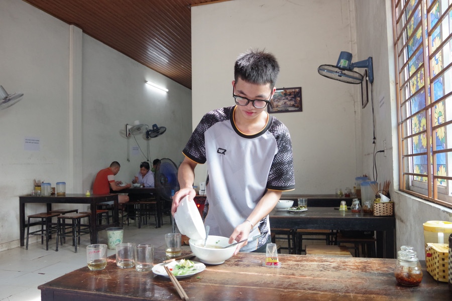 Nghĩa xin làm thêm tại quán bún với mức lương chưa đến 2 triệu đồng mỗi tháng. imgp3467-min.jpg