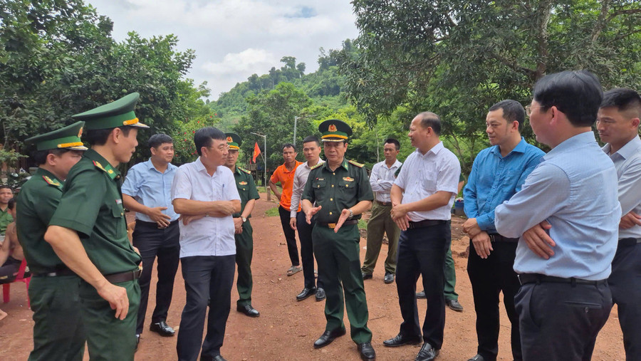 Đại tá Trịnh Thanh Bình, Chỉ huy trưởng BĐBP Quảng Bình thăm hỏi động viên bà con dân bản. 3.jpg