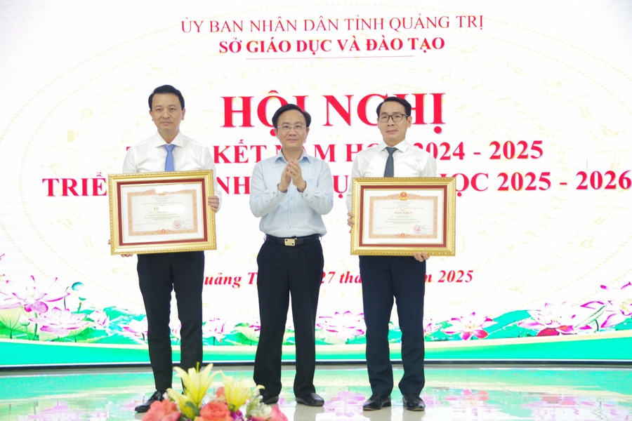 Ông Hoàng Xuân Tân, Phó Chủ tịch UBND tỉnh Quảng Trị trao Bằng khen của Thủ tướng Chính phủ cho cá nhân xuất sắc. imgp3199.jpg