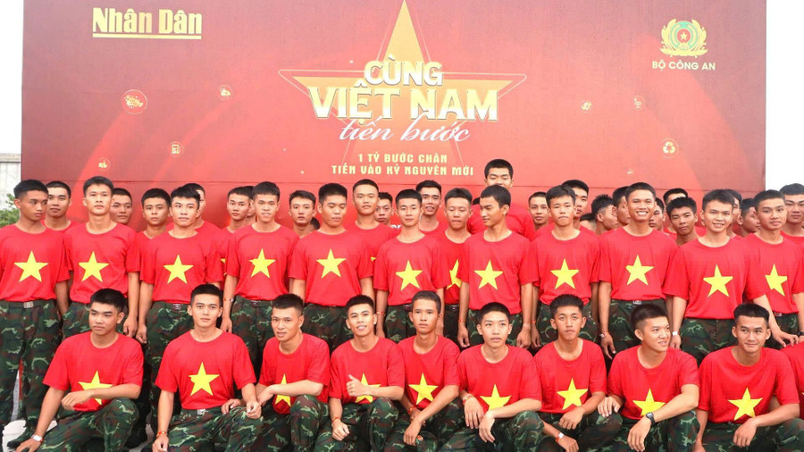Chiến sĩ các lực lượng vũ trang và người dân có mặt tại Quảng trường từ sớm dù có mưa. z6912005859880-c35d620056dfdc03062be673166933d3.jpg